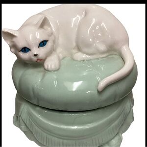 Vtg Blue Eyed White Cat on Aqua Blue Cushion Ceramic Trinket Box Toyo Japan